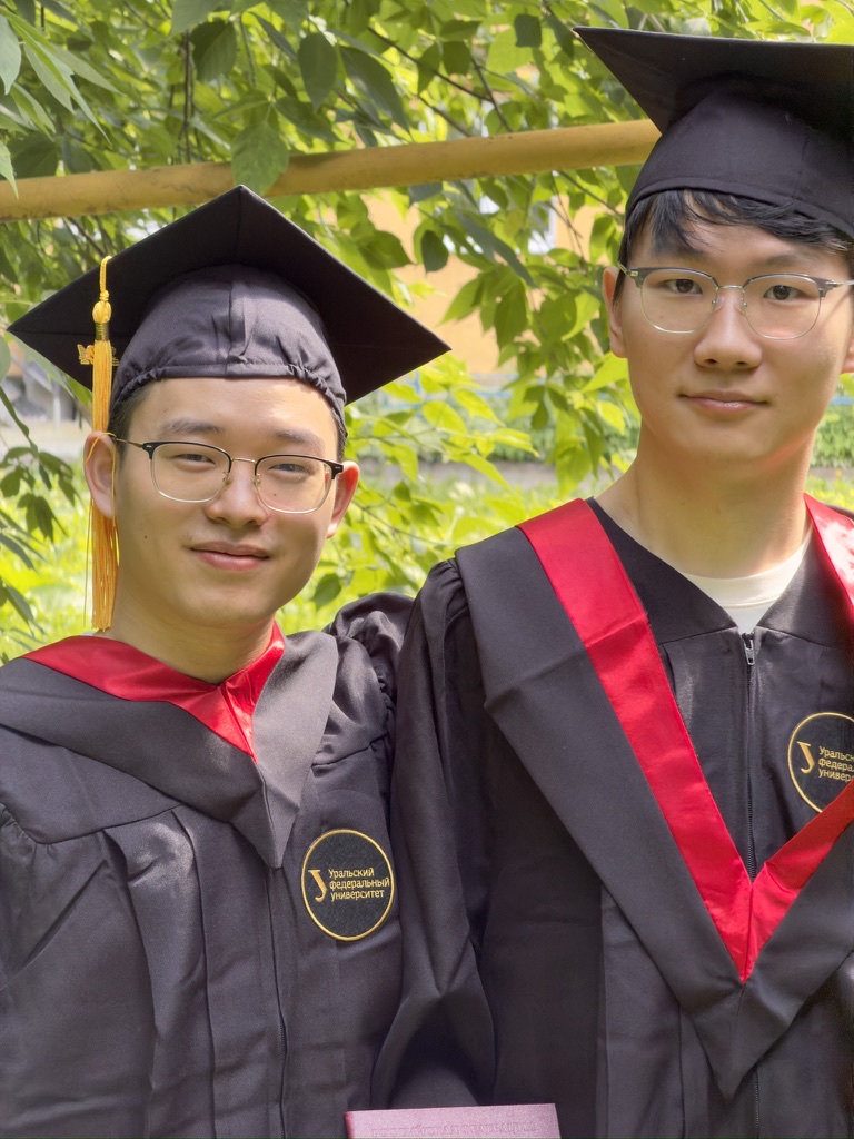 张文天与同学的毕业纪念双人照